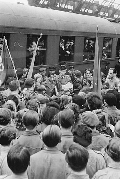 File:Bundesarchiv Bild 183-09709-0002, Dresden, Ankunft eines indischen Gaststudenten.jpg