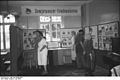 Bundesarchiv Bild 183-20598-0001, Berlin-Weißensee, Ausstellung über Tag X.jpg
