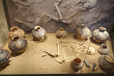 Burial site reconstruction, Bianjiagou, Gansu province, China, neolithic Yangshao culture, ceramic pots, grind stones, human skeleton - Östasiatiska museet, Stockholm - DSC09659.jpg