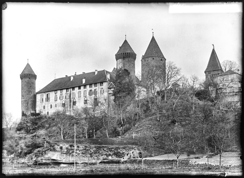 File:CH-NB - Estavayer-le-Lac, Château Chenaux, vue d'ensemble extérieure - Collection Max van Berchem - EAD-6879.tif