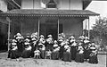 COLLECTIE TROPENMUSEUM Groepsportret van de Liefdezusters van de Rooms-Katholieke Missie met baby's in Singkawang TMnr 60002181.jpg