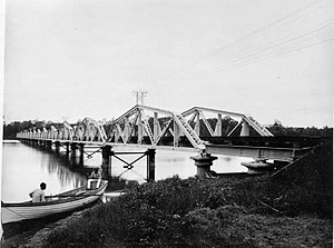 COLLECTIE TROPENMUSEUM IJzeren spoorbrug van de Deli Spoorweg Maatschappij met twintig overspanningen over de Deli rivier in de spoorlijn van Medan naar Belawan. TMnr 60001574.jpg