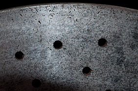 English: Surface detail of a carbon ceramic brake disc (Lamborghini Gallardo). Deutsch: Oberfläche einer Carbon-Keramik-Bremsscheibe (Lamborghini Gallardo).
