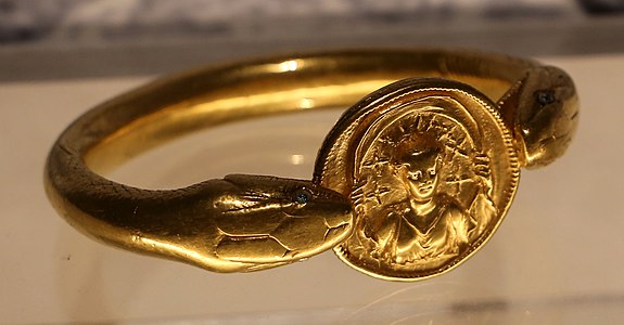 Museum collections and objects - Golden bracelet in the eponymous house of Pompeii