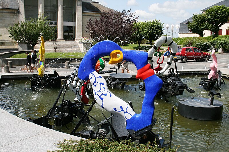 File:Château-Chinon, fontaine Niki de Saint-Phalle (2).jpg