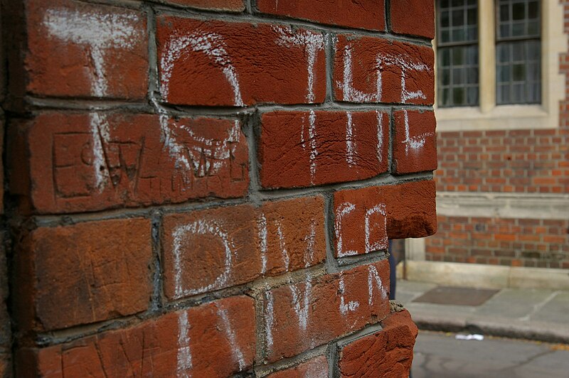 File:Chalked directions at the end of Garret Hostel Lane - geograph.org.uk - 5372915.jpg