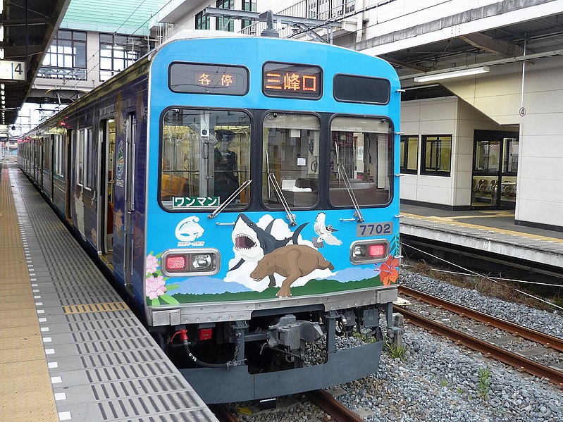 File:Chichibu Railway 7702 at Hanyu Station.jpg