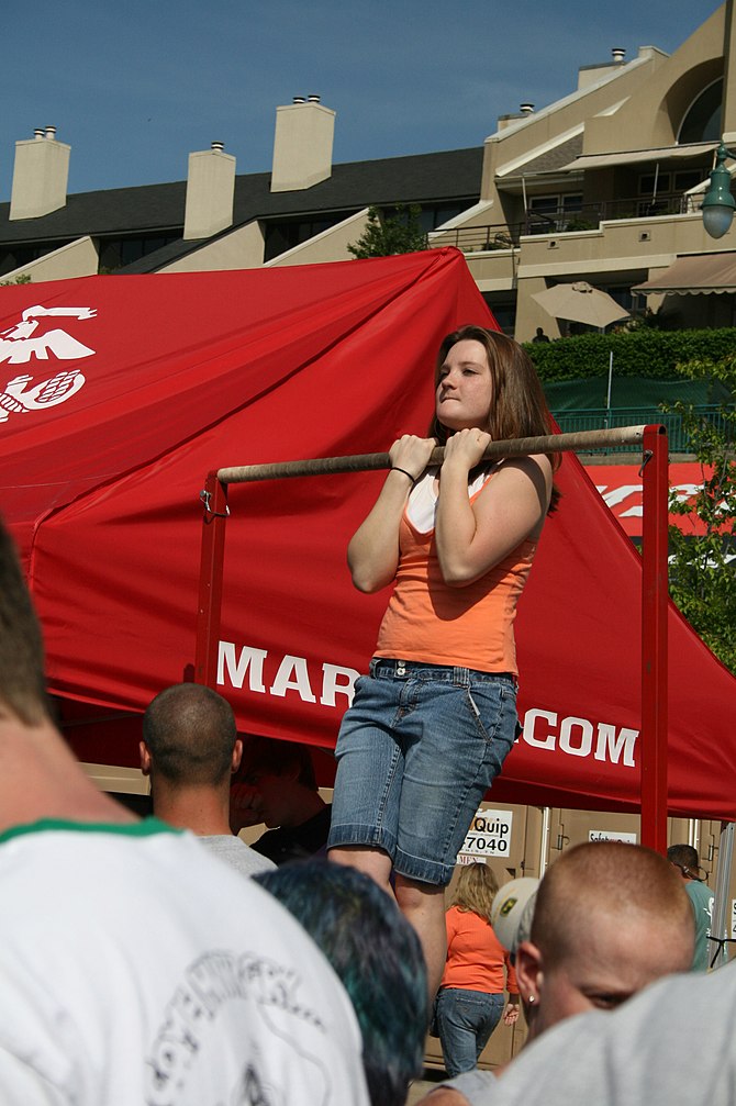 English: Girl performs chin-up