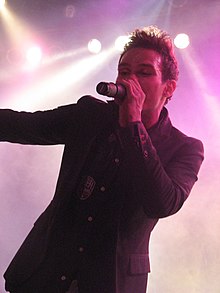 Chris Wallace performing with The White Tie Affair at the Chicago House of Blues in November 2009
