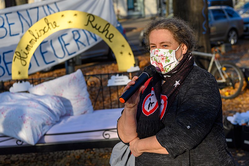 File:Christine Dorn vom Bürgerverein Brandenburg-Berlin spricht bei der Kundgebung zur Schließung von TXL (50581905388).jpg