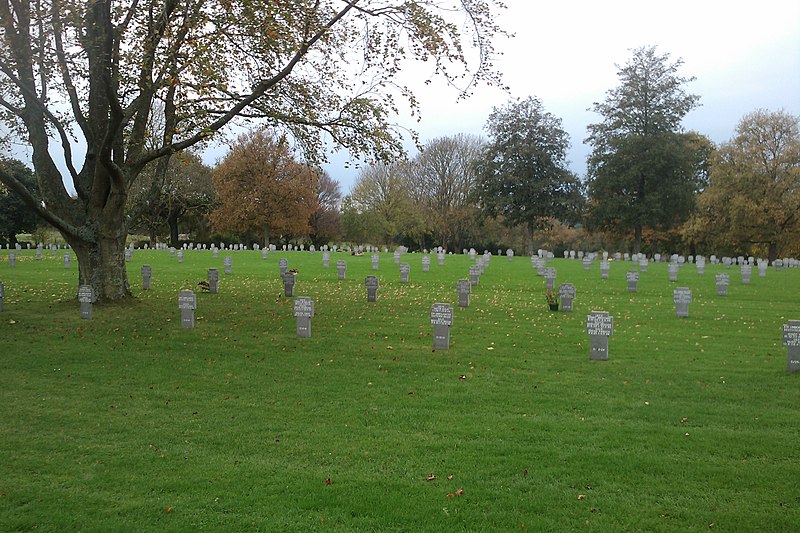 File:Cimetière militaire allemand d'Orglandes (2).jpg