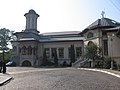 A building in front of the Cathedral