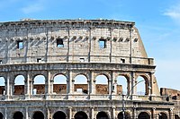 Najwyższa kondygnacja Koloseum w Rzymie, pilastry o kapitelach korynckich