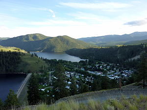 Die Stadt Conconully von Norden aus mit dem Conconully Lake und dem Salmon Lake Dam im Osten (links) und dem 1911 erbauten Conconully Dam sowie dem Conconully Reservoir im Süden