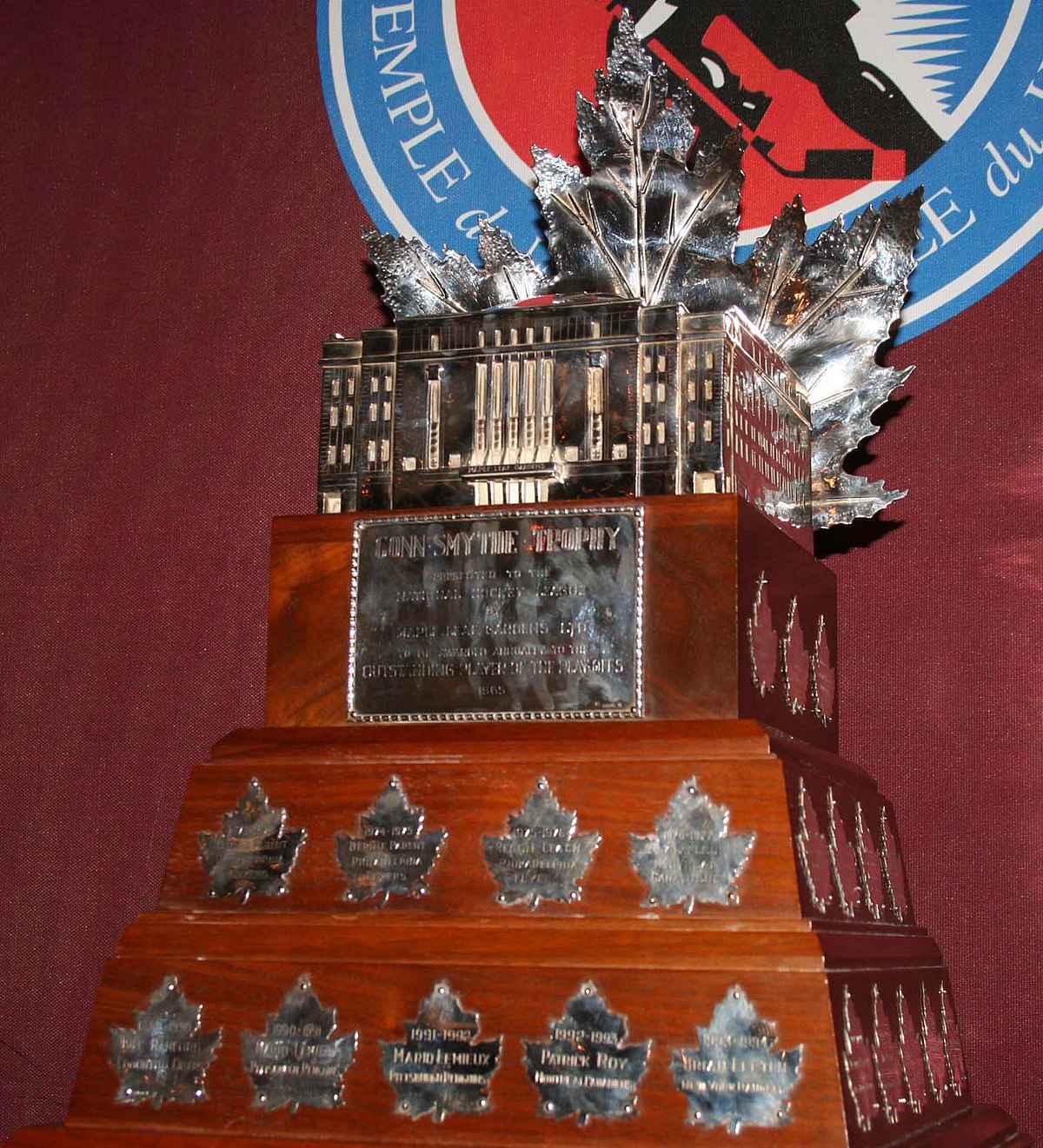 https://upload.wikimedia.org/wikipedia/commons/thumb/3/39/ConnSmytheTrophy.jpg/1200px-ConnSmytheTrophy.jpg