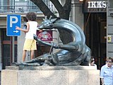 Català: Coqueta, coneguda popularment com La girafa. Rambla Catalunya amb av. Diagonal (Barcelona). Escultor: Josep Granyer, signada. Material: bronze. 1972. This is a photo of public art indexed in the cataloge Art Públic of Barcelona (Spain) under the code number 2029-1 (prefixed with territorial id: 08019/2029-1) Object location 41° 23′ 44.34″ N, 2° 09′ 25.96″ E  View all coordinates using: OpenStreetMap