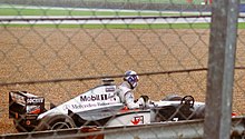Photo de Coulthard sortant de sa monoplace après avoir abandonné.