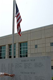 Alamance County Memorial Perang dengan J. B. Allen gedung Pengadilan di latar belakang.