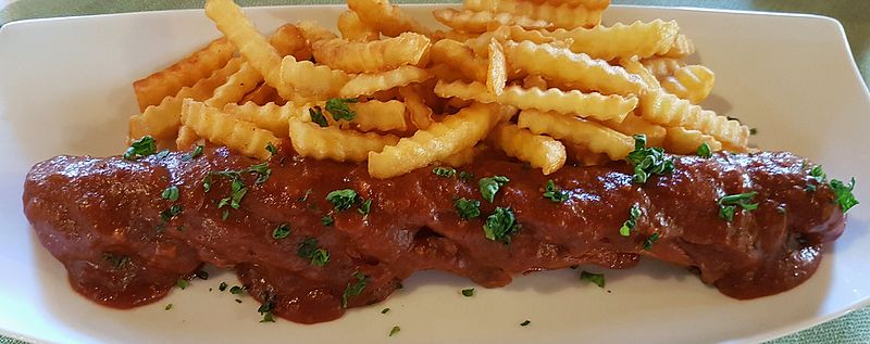 File:Currywurst Pommes Gsteingt Arzberg.jpg