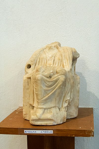 File:Cybele, marble, Roman Age, Naxos, AM Apeiranhtos, 176952.jpg