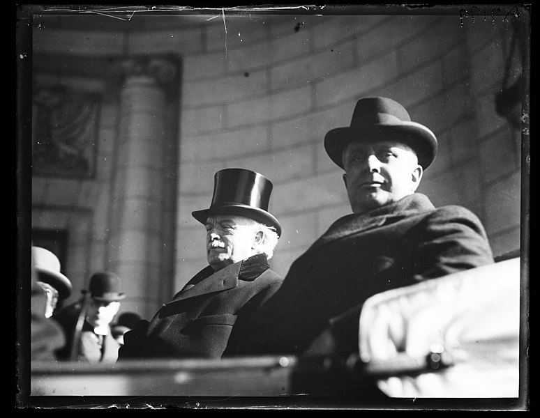 File:David Lloyd George and James J. Davis at Union Station, Washington, D.C. LCCN2016892748.jpg