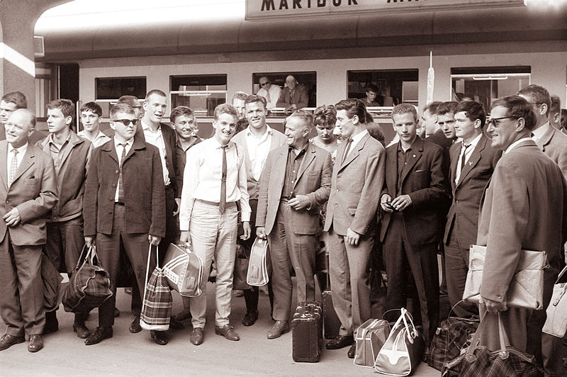 File:Delegaciji avstrijske in jugoslovanske atletske reprezentance 1962.jpg