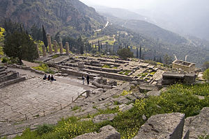 מקדש אפולו באתר הארכאולוגי של דלפי, פוקיס.
