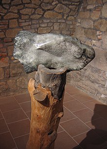 Delfín, suchomastský mramor na kameni, výška 38 cm, 1997
