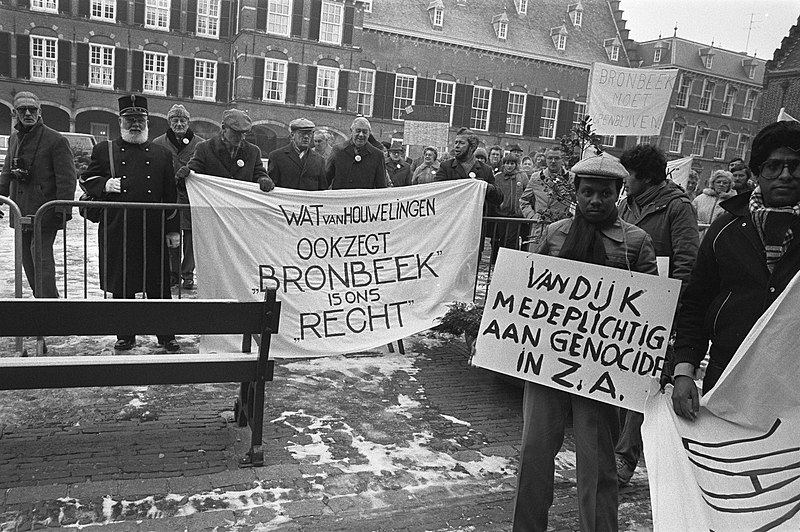 File:Dem. op Binnenhof voor aftreden van minister Van Dijk en staatssecretaris Van Le, Bestanddeelnr 931-8661.jpg