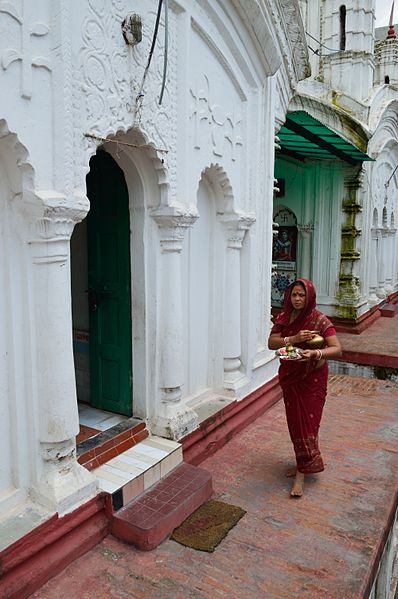 File:Devotee - South-west Shiva Temple - Char Mandir - Sibpur - Howrah 2013-07-14 1006.JPG