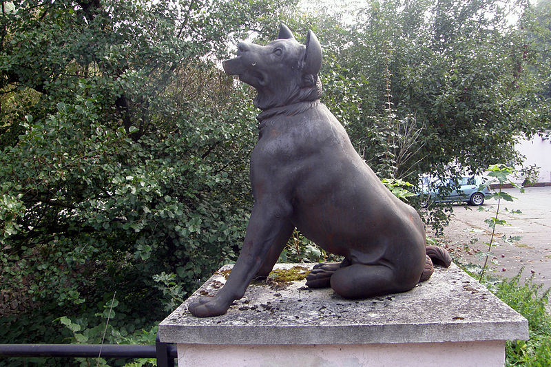 File:Dogs statue (Blansko)1.JPG