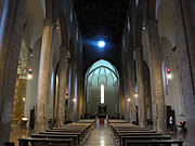 L'intérieur de la cathédrale avec ses piliers.