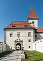 English: Southern gate and belltower of the parish church Deutsch: Äußerer Torbau und Turm der Pfarrkirche