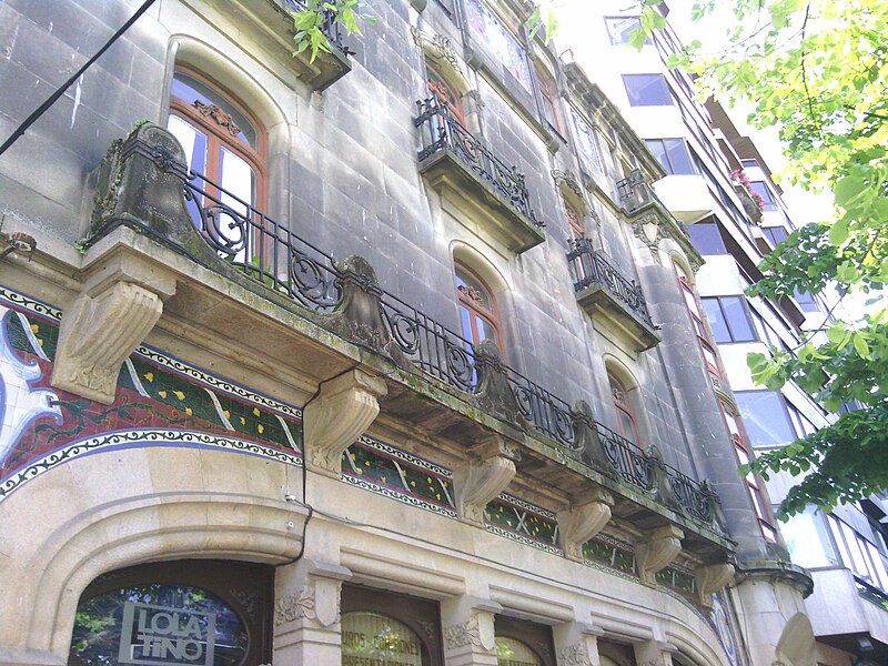 File:Edificio Mulder detalle balcón corrido.jpg