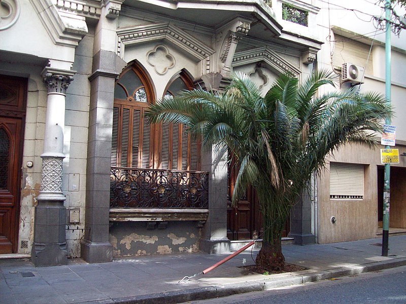 File:Edificio de arquitectura victoriana sobre calle Juncal - Puertas vista general.JPG