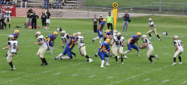 Tým Hilltops na  Prairie Football Conference (PFC)(en).  týmy juniorského kanadské fotbalu(en) zahrnují  Edmonton a  Saskatoon.  Edmonton Huskies(en) byly hosty na  Gordie Howe Bowl(en), kde jsou domácí  Saskatoon Hilltops(en). Hra skončila 36-10 pro Hilltops.