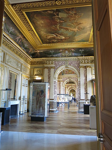 File:Egyptian antiquities in the Louvre - Room 27 and others.jpg