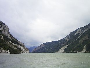 Porte Di Ferro: Le gole, Navigazione nelle gole, La diga