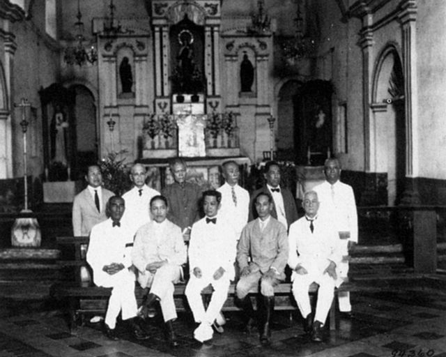 Emilio Aguinaldo and ten of the Malolos Congress delegates that passed the Constitución Política de la República Filipina in 1899