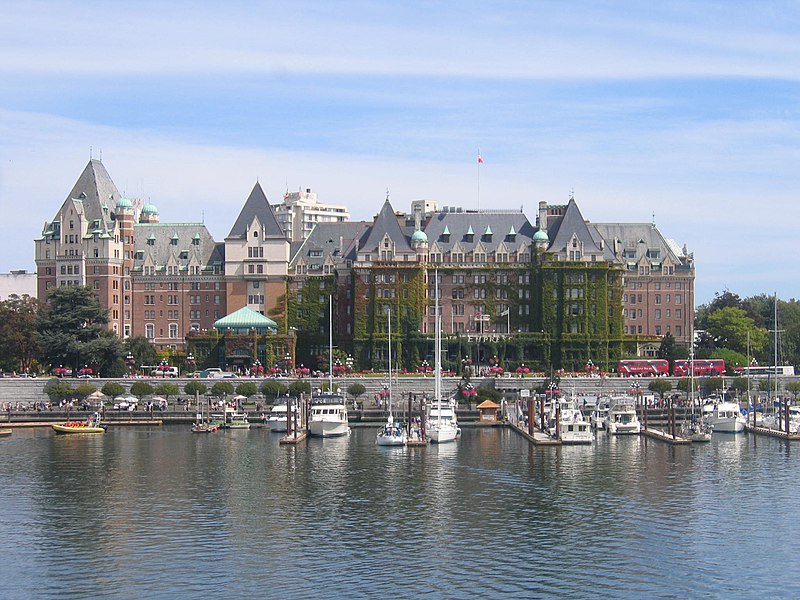 File:Empress Hotel - panoramio.jpg