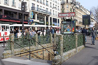 L'accès central de la station, agrémenté d'une balustrade de style Nord-Sud.