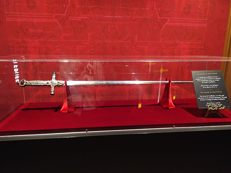 File:Espada de Gryffindor 2 na Harry Potter Exhibition Barcelona 2024.jpg