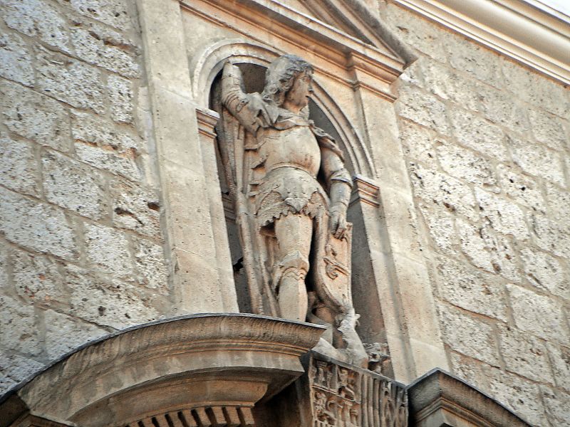 Estatua sobre el portón de la Iglesia de San Miguel y San Julián (Valladolid).jpg