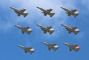 Neuf F-16 Fighting Falcon de l'Armée de l'air royale danoise en formation en diamant lors d'un meeting aérien en 2014. (définition réelle 3 510 × 2 382)