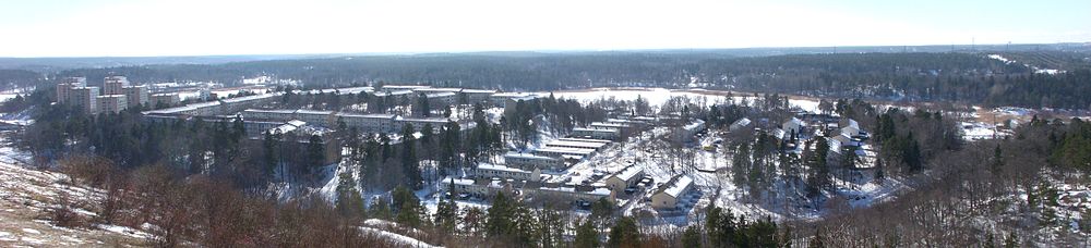 Panorama over Fagersjö fra Højdalreservoiret, i baggrunden ses Magelungen, marts 2011.