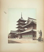 Tennonji, Osaka, entre 1885 et 1890. Photographie à l'albumine colorée à la main décorant un album. Vue du temple de Shi Tennō-ji à Osaka.