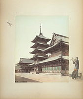 Tennonji, Osaka, mezi 1885 a 1890, ručně kolorovaný albuminový tisk na dekorované stránce alba, pohlednice Shitennō-ji, Osaka