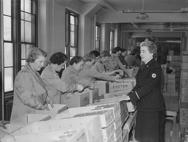 Volunteers from Canadian Red Cross assemble packages for prisoners of war during the Second World War.