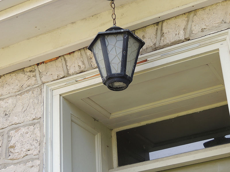 File:Ferguson Cottage Lamp.jpg