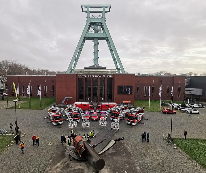 File:Feuerwehr-Leiterwagen vor dem Bergbau-Museum.jpg